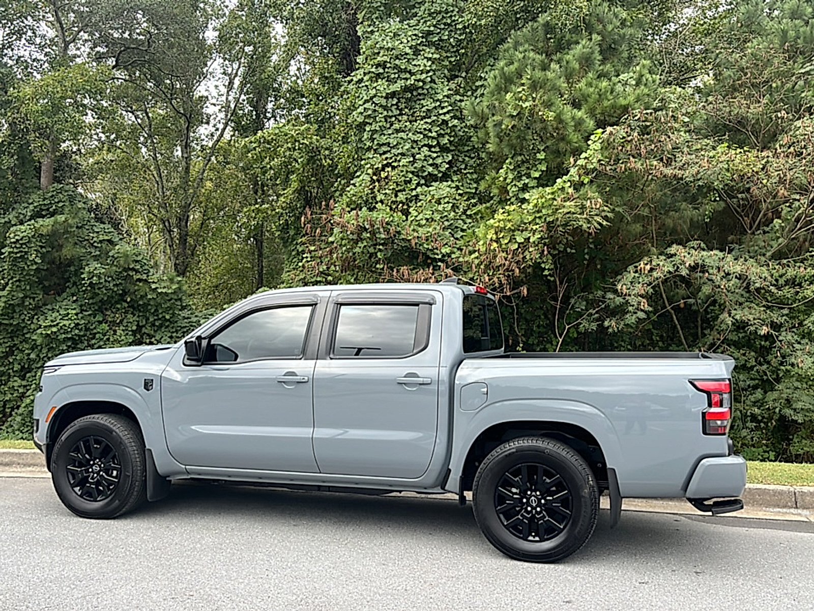 Used 2026 Boulder Gray Pearl Nissan Crew Cab SV 4x2 image 3