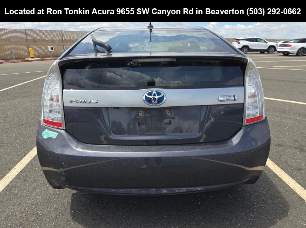 Used 2015 Winter Gray Metallic Toyota Base image 6