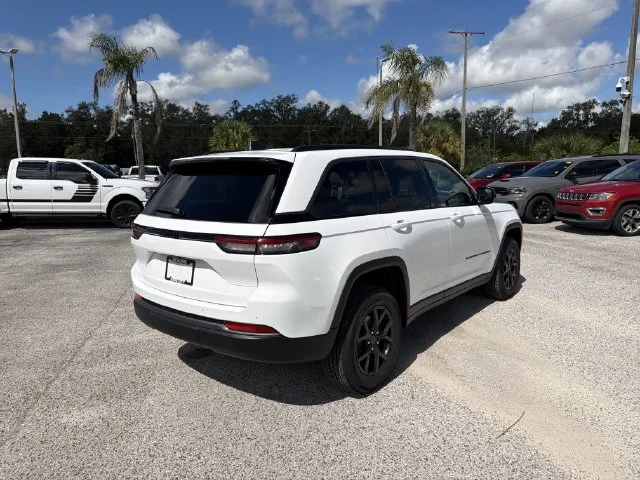 New 2027 Bright White Clear-Coat Paint Jeep Laredo Altitude image 4