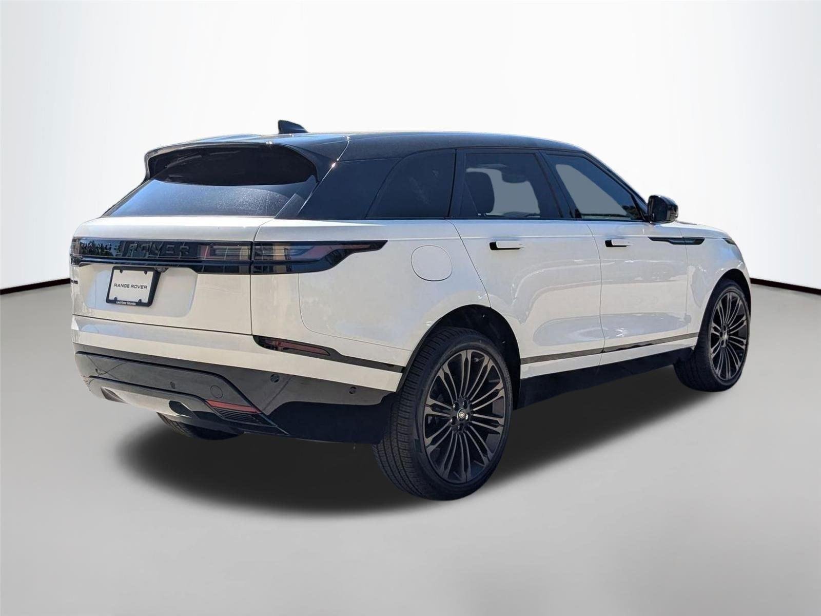 New 2026 Ostuni Pearl White Premium Metallic Land Rover Dynamic SE image 5
