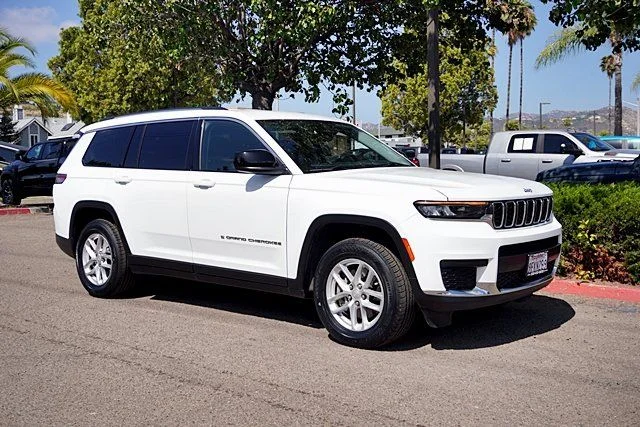 Used 2023 White Jeep Laredo image 5