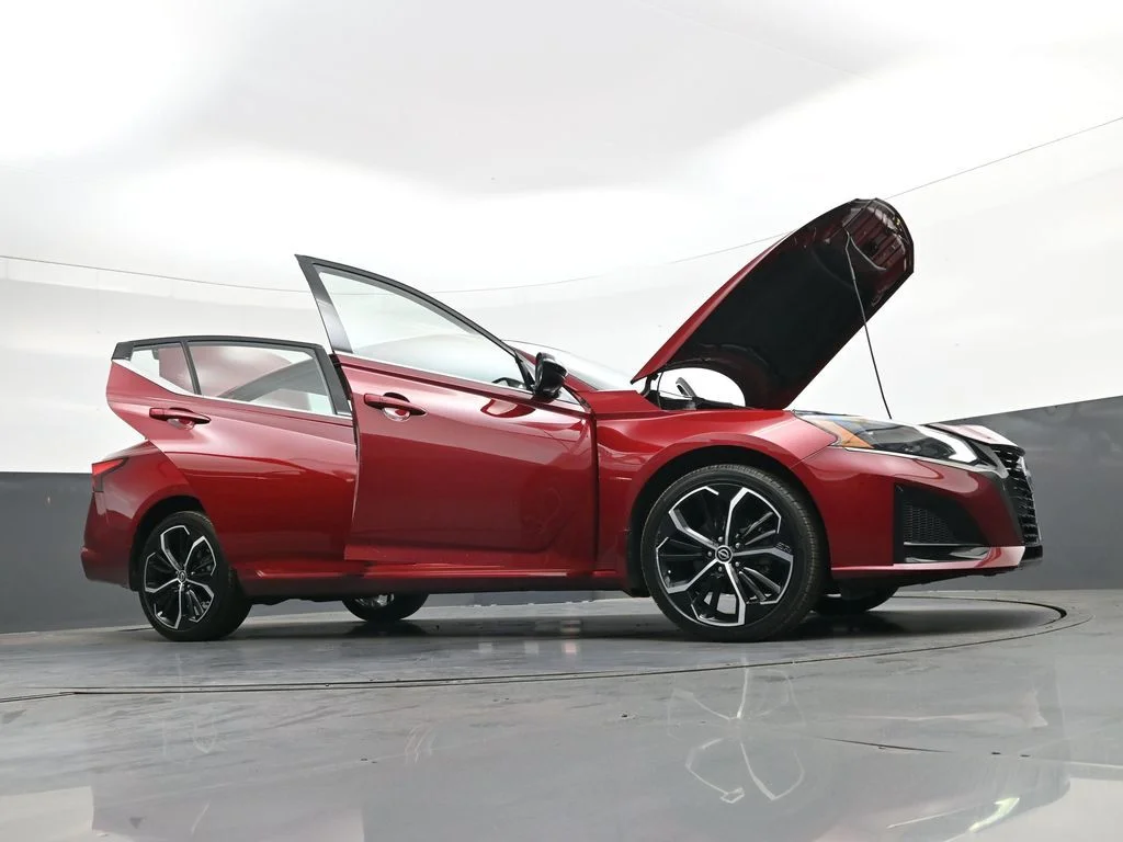 Used 2025 Red Nissan 2.5 SR image 54
