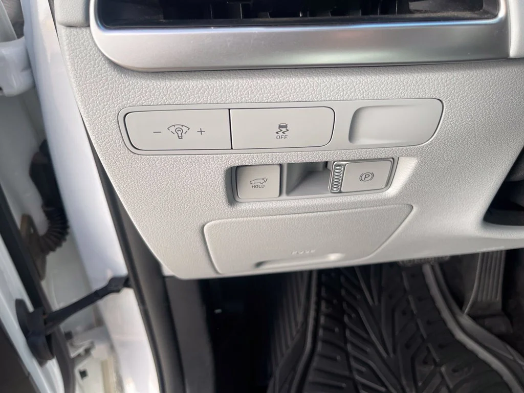 Used 2025 Hyper White Hyundai SEL image 13