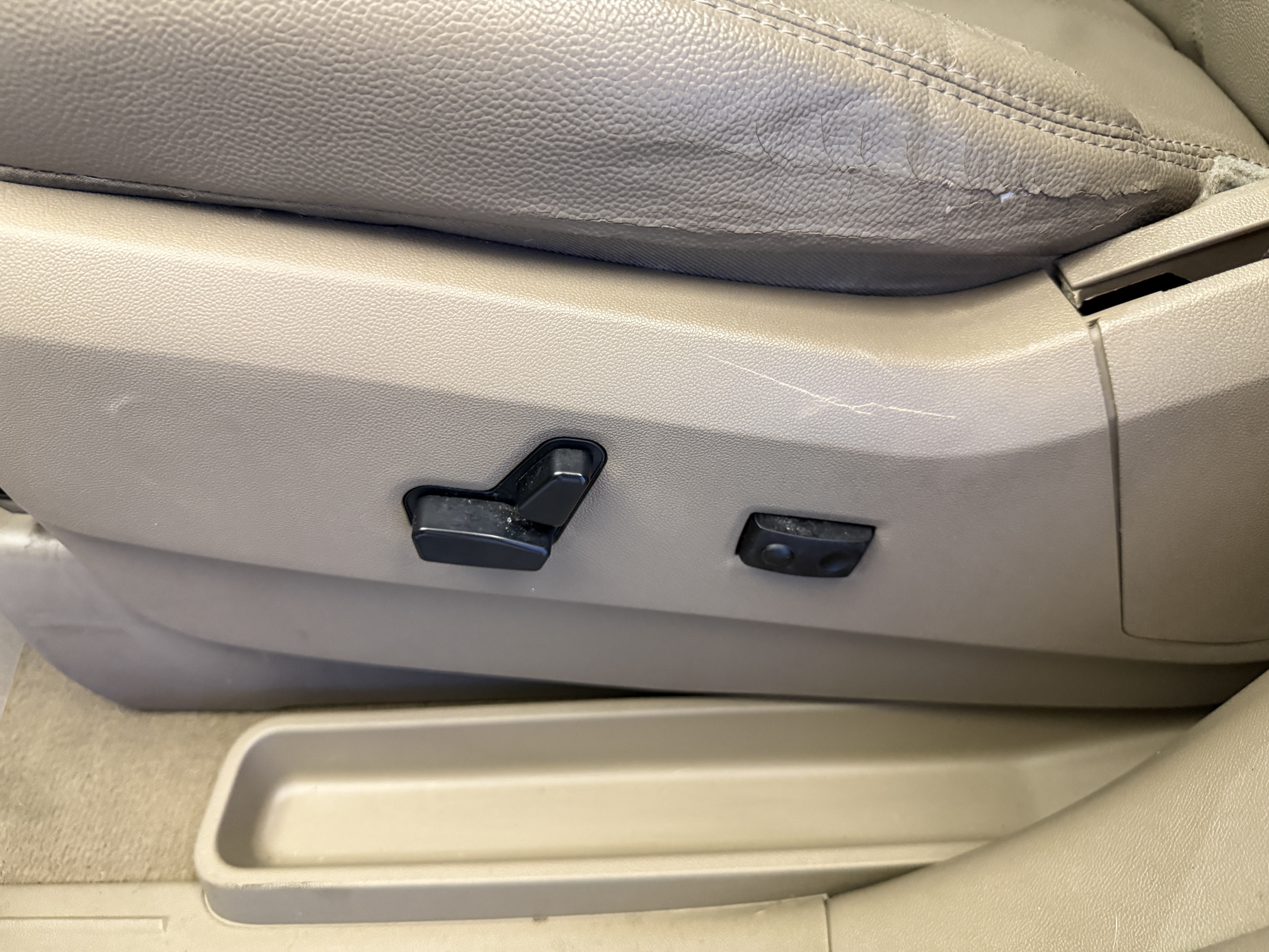Used 2015 True Blue Pearlcoat Chrysler Touring image 14