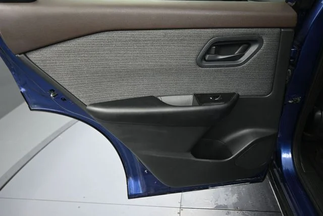 Used 2023 Blue Nissan S image 25