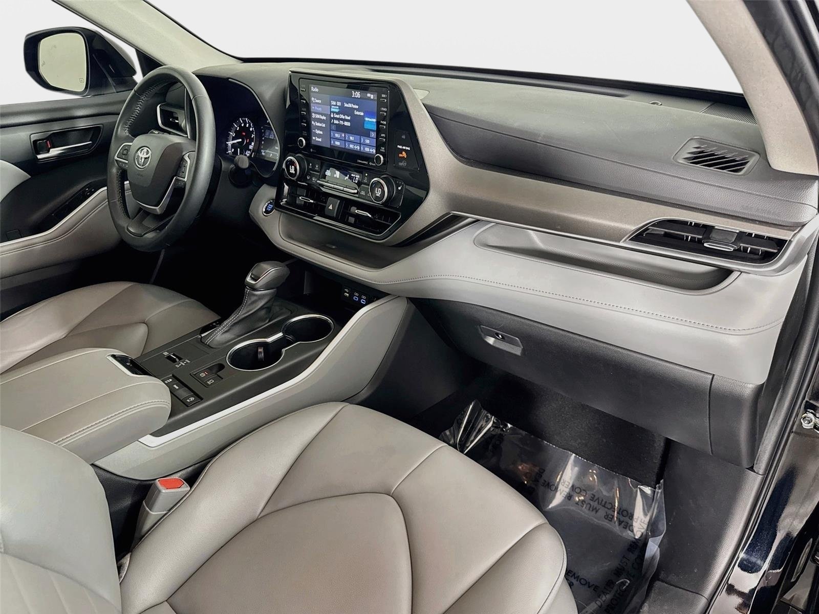 Used 2022 Midnight Black Metallic Toyota XLE image 30