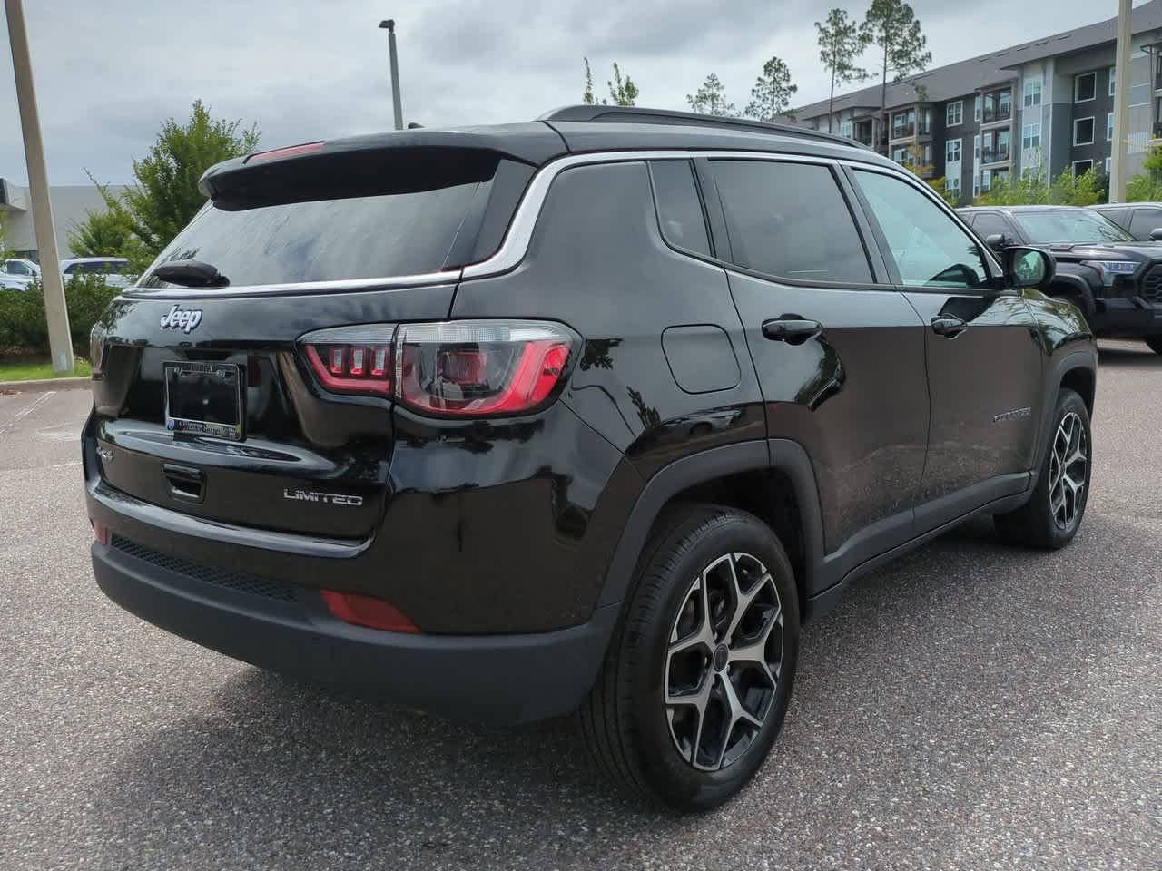 Used 2025 Diamond Black Crystal Pearlcoat Jeep Limited image 6