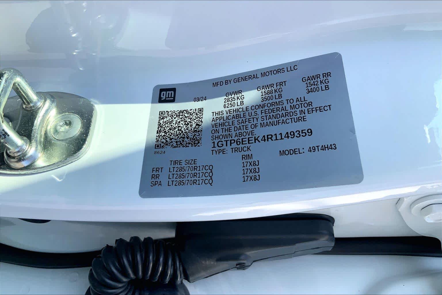 Used 2024 Summit White GMC 4WD AT4X image 30