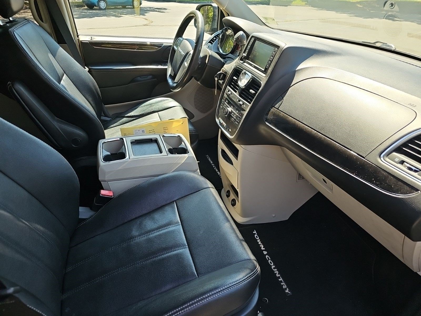 Used 2014 Brilliant Black Crystal Pearlcoat Chrysler Touring image 9