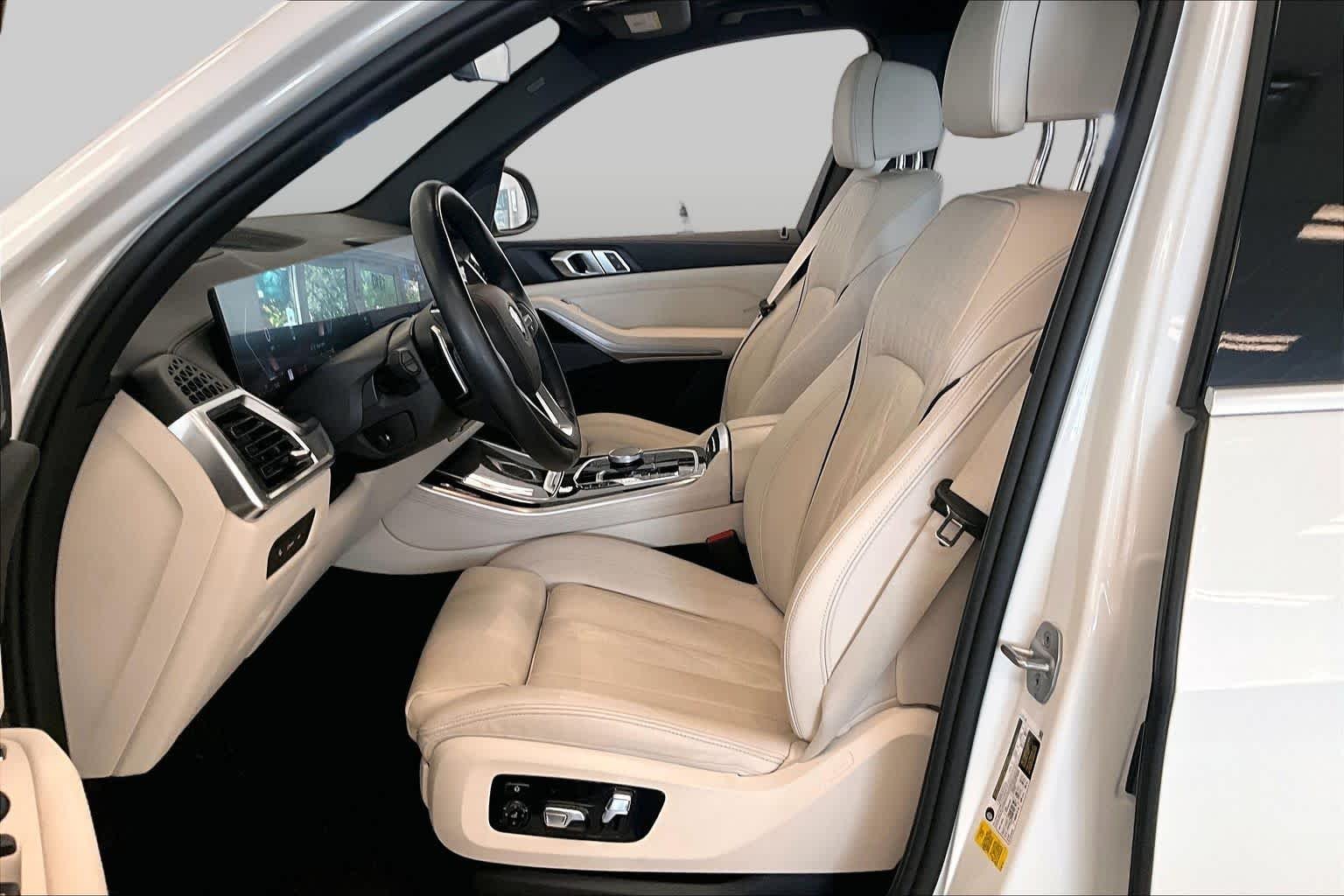 Used 2024 Alpine White BMW sDrive40i image 7