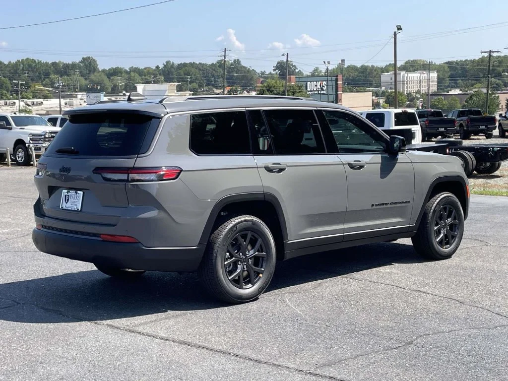 New 2027 Sting-Gray Clear-Coat Paint Jeep Laredo Altitude image 8