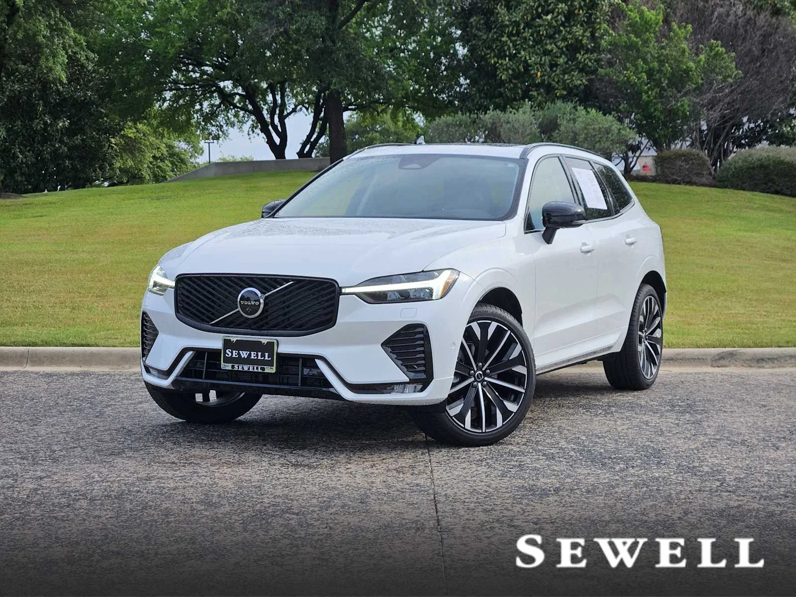 2026 Volvo XC60 B5 Ultra Dark AWD's photo