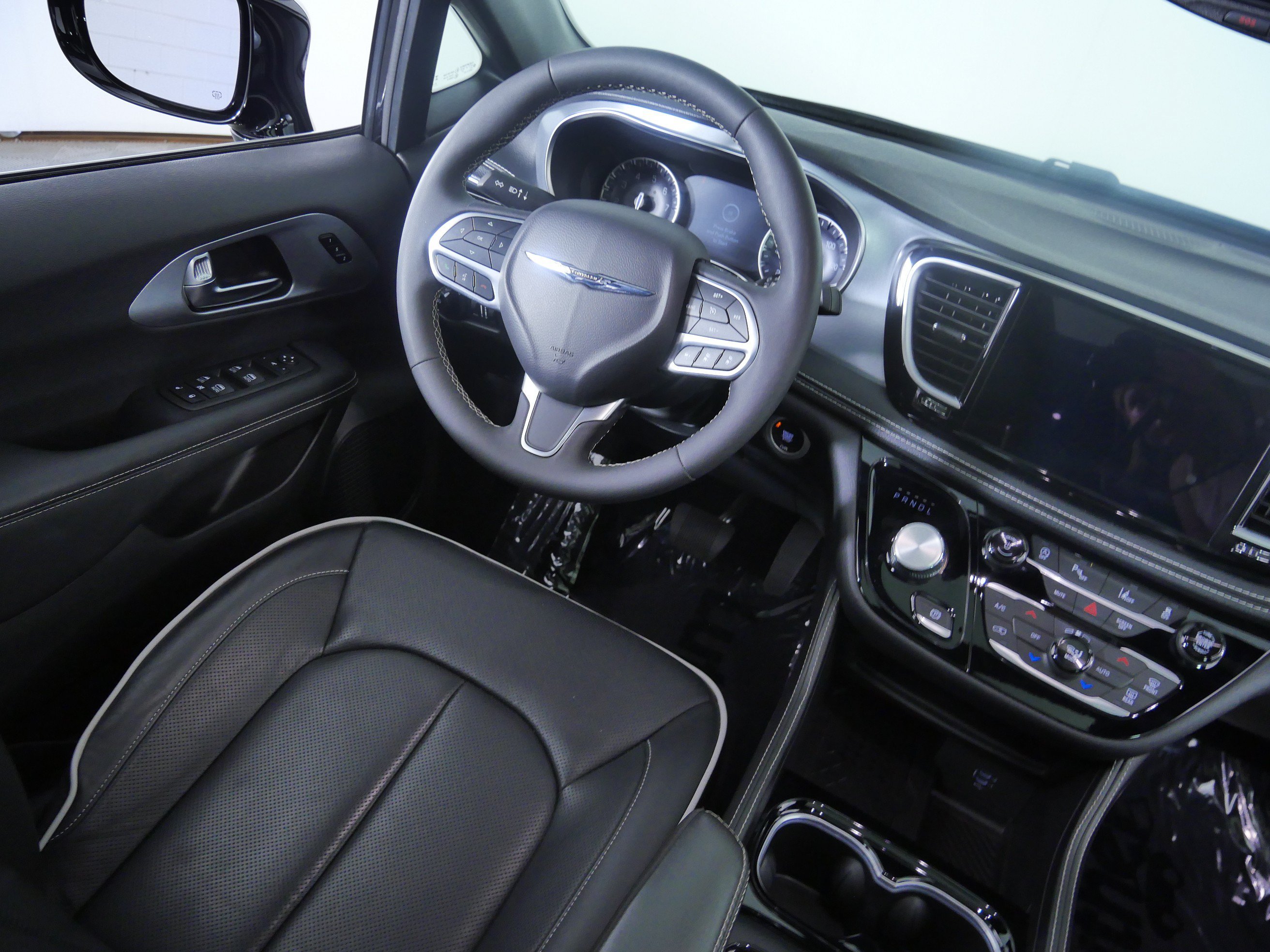 Used 2026 Diamond Black Crystal Pearlcoat Chrysler Limited image 9