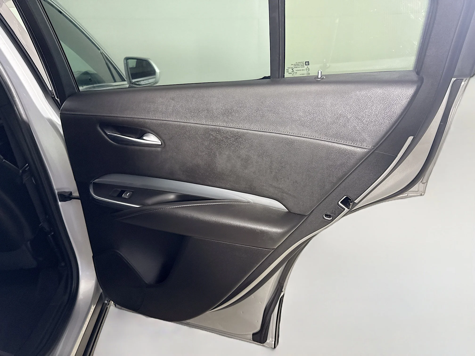 Used 2019 Radiant Silver Metallic Cadillac FWD Premium Luxury image 24