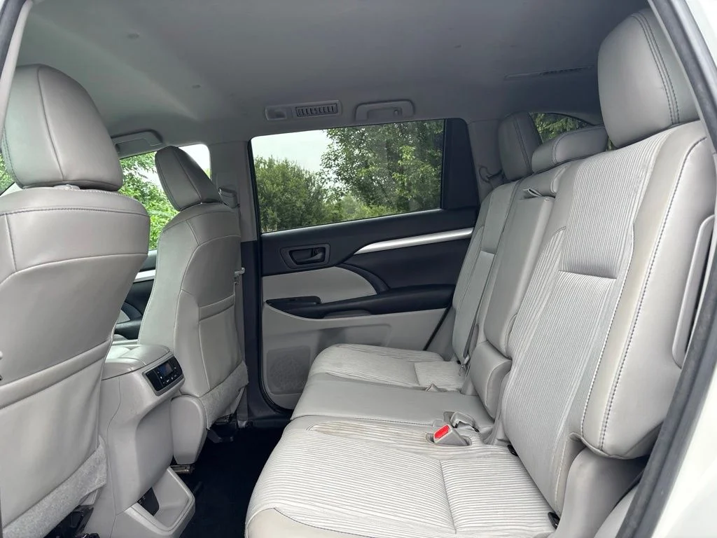 Used 2018 White Toyota LE image 12