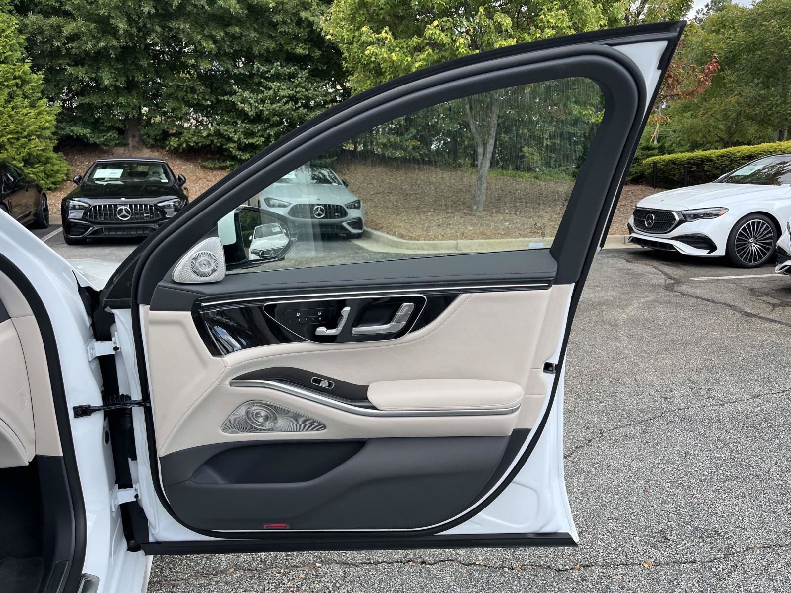 New 2027 MANUFAKTUR Moonlight White Metallic Mercedes-Benz S 500 4MATIC® Sedan image 43