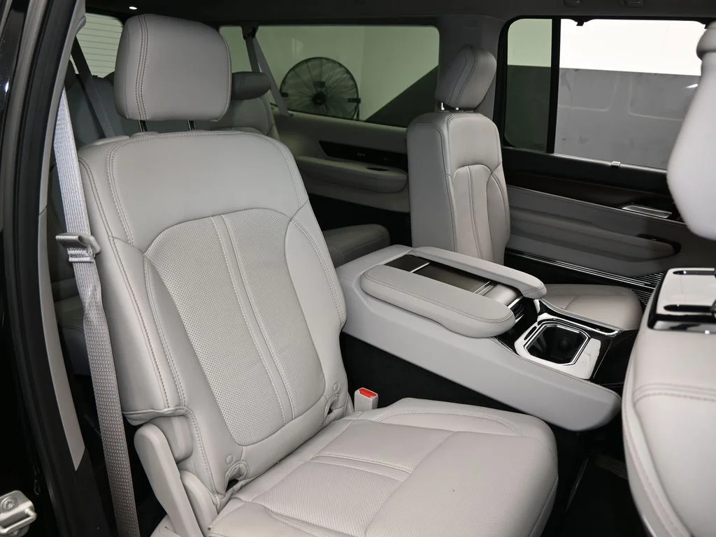 Used 2024 Diamond Black Crystal Pearlcoat Jeep Base image 55