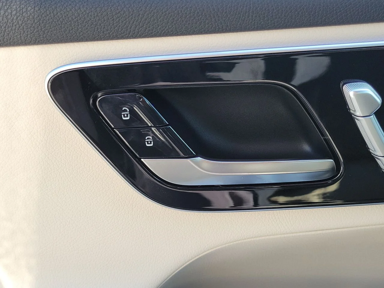 New 2026 Polar White Mercedes-Benz GLC 300 image 23