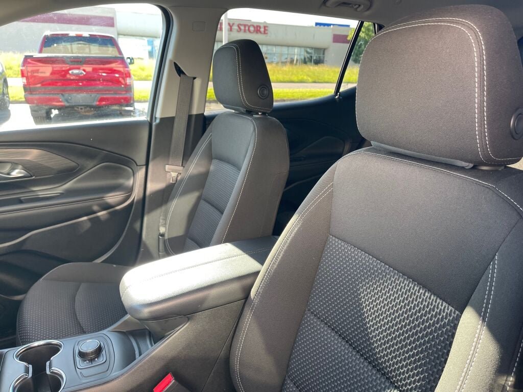 Certified Used 2023 Marine Metallic GMC SLE image 6