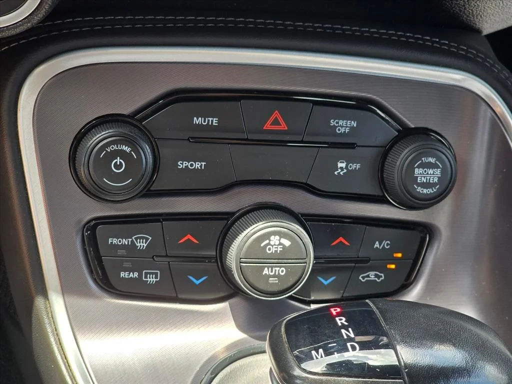 Used 2019 Black Dodge SXT image 19