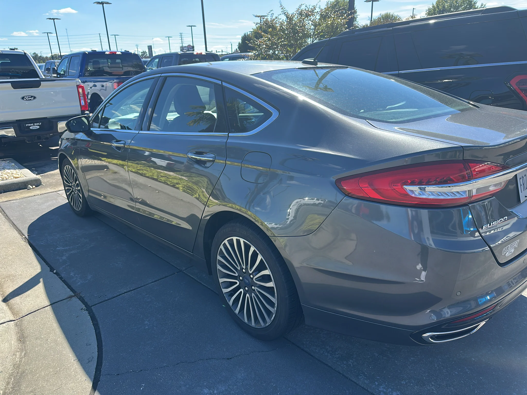 Used 2018 Magnetic Metallic Ford SE image 4