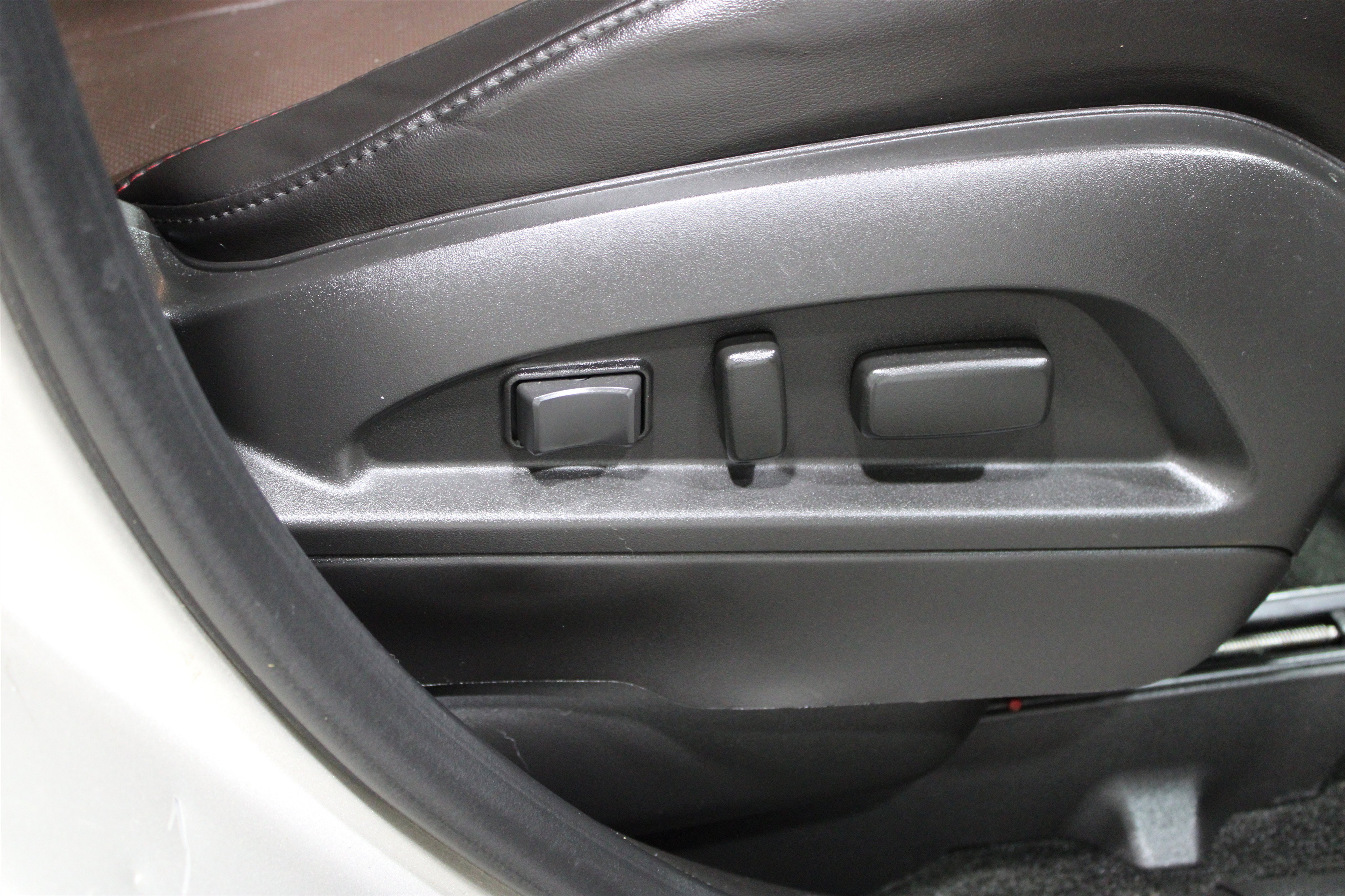 Used 2015 Champagne Silver Metallic Chevrolet LT image 27