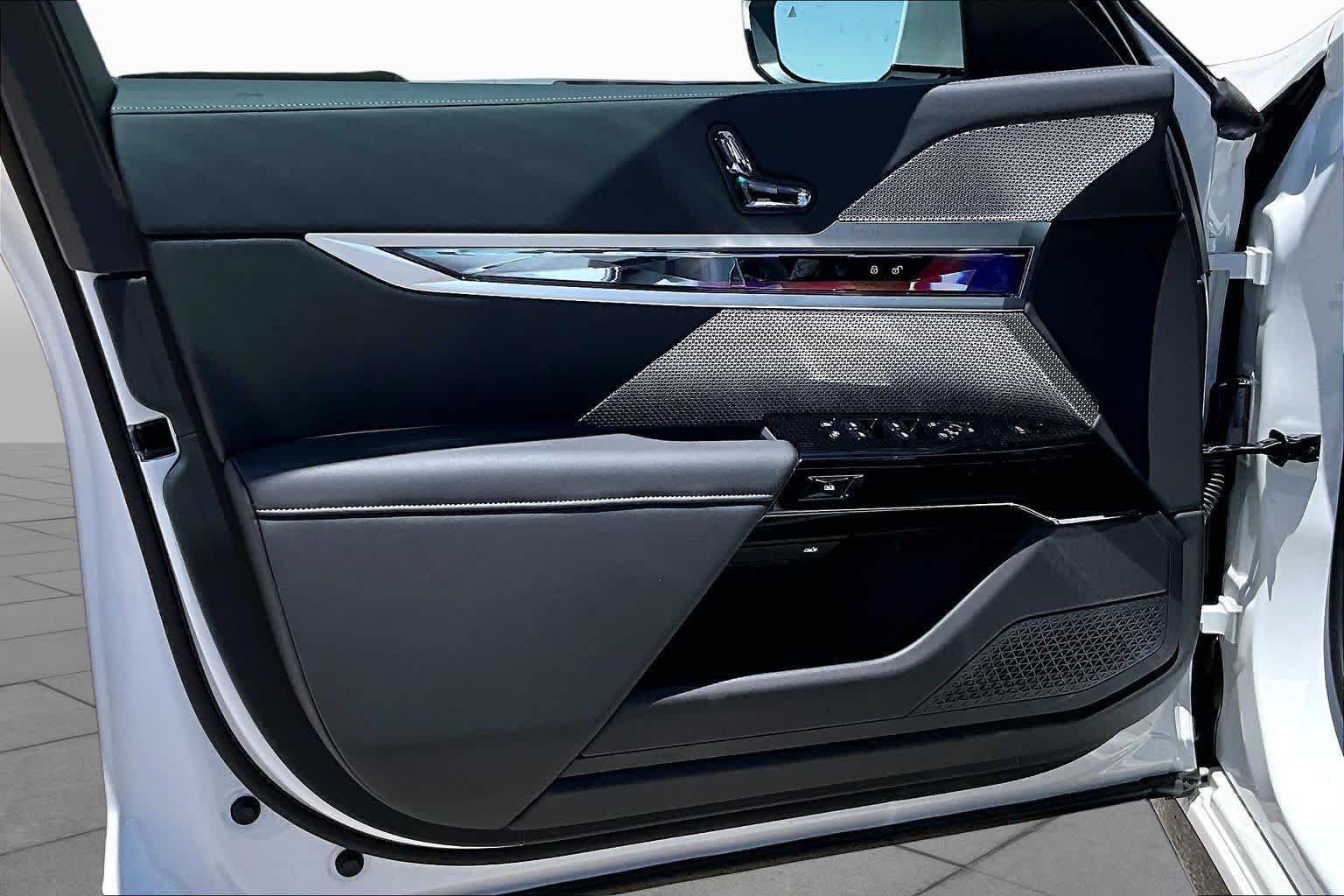New 2026 Mineral White Metallic BMW 740i xDrive image 10
