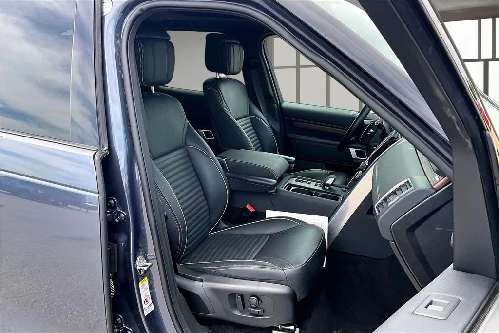 Used 2024 Blue Land Rover Dynamic SE image 7