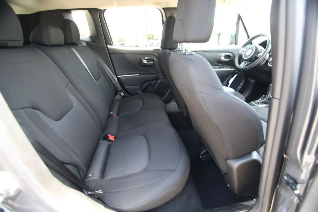 Used 2023 Gray Jeep Latitude image 9