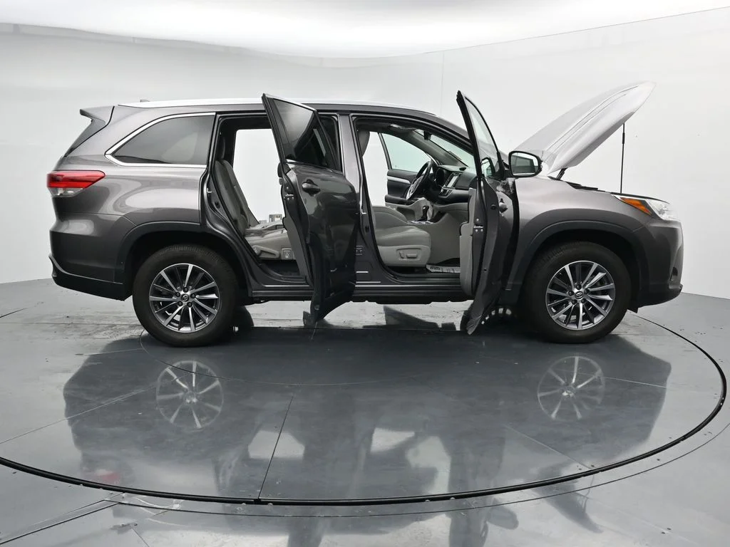 Used 2019 Gray Toyota XLE image 40
