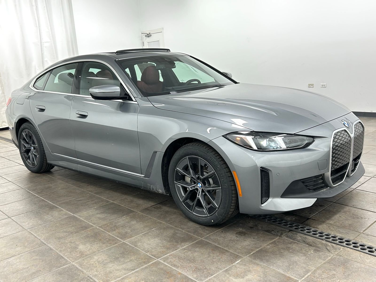 New 2026 Skyscraper Grey Metallic BMW xDrive40 image 9