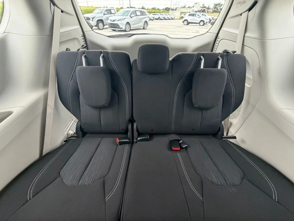 Used 2021 Blue Chrysler LX image 23