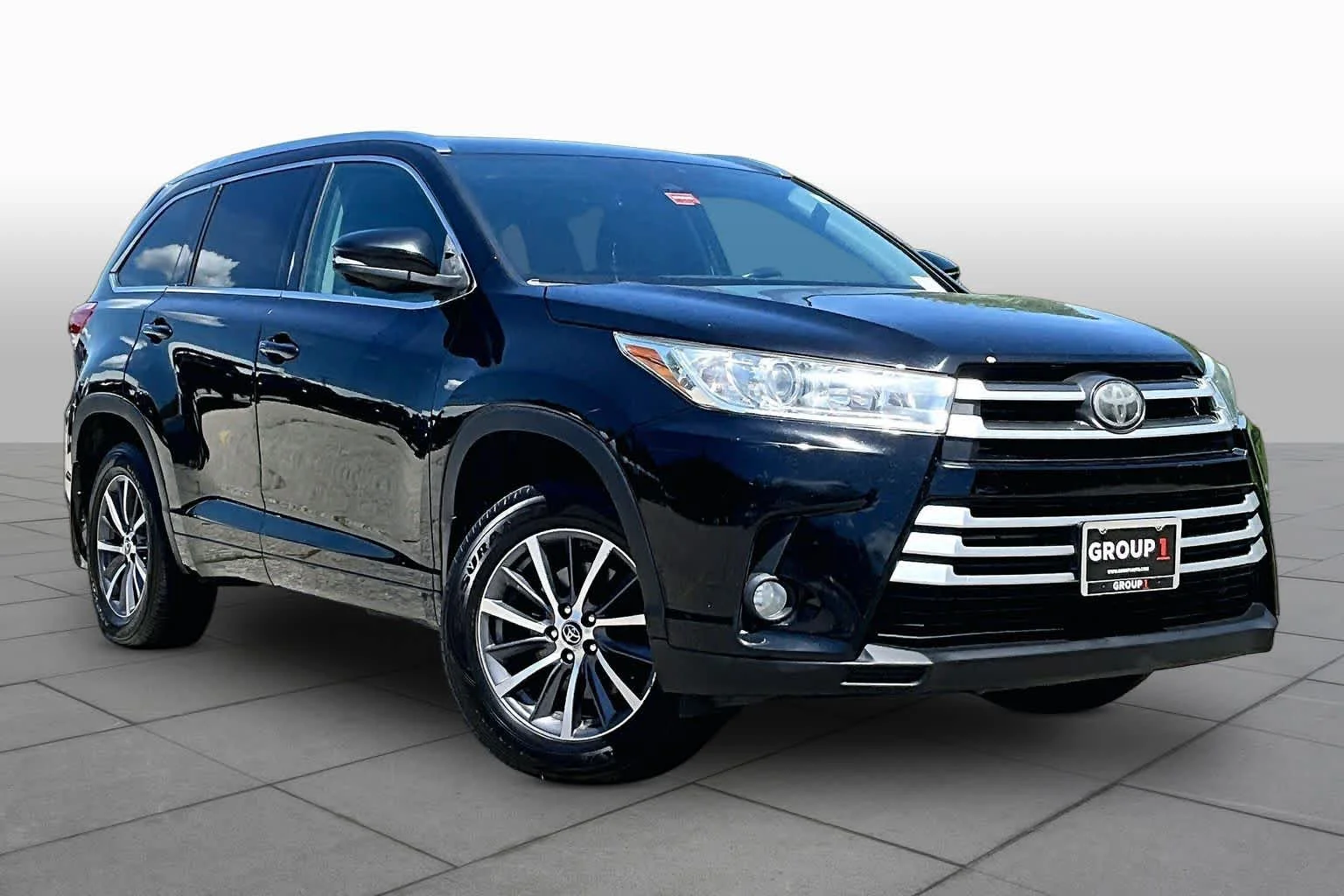 Used 2017 Midnight Black Metallic Toyota XLE image 3