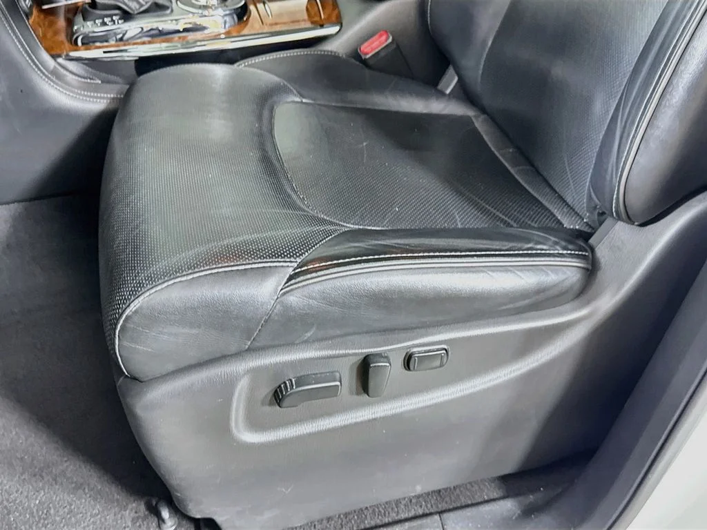 Used 2018 White INFINITI  image 24