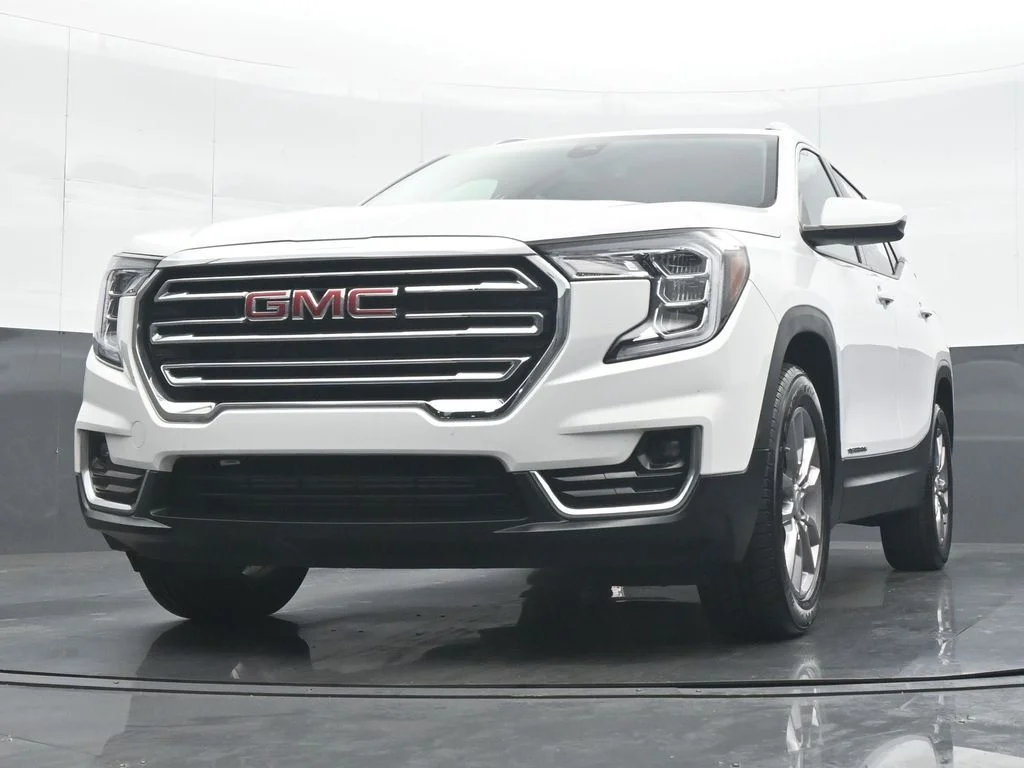 Used 2024 White GMC SLT image 26