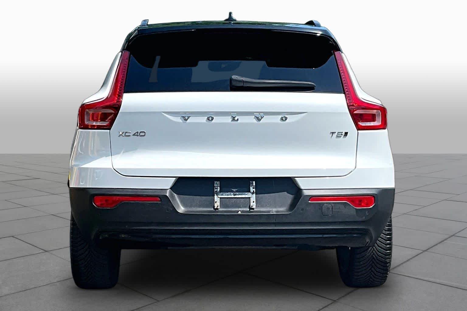 Used 2022 Crystal White Metallic Volvo R-Design image 5