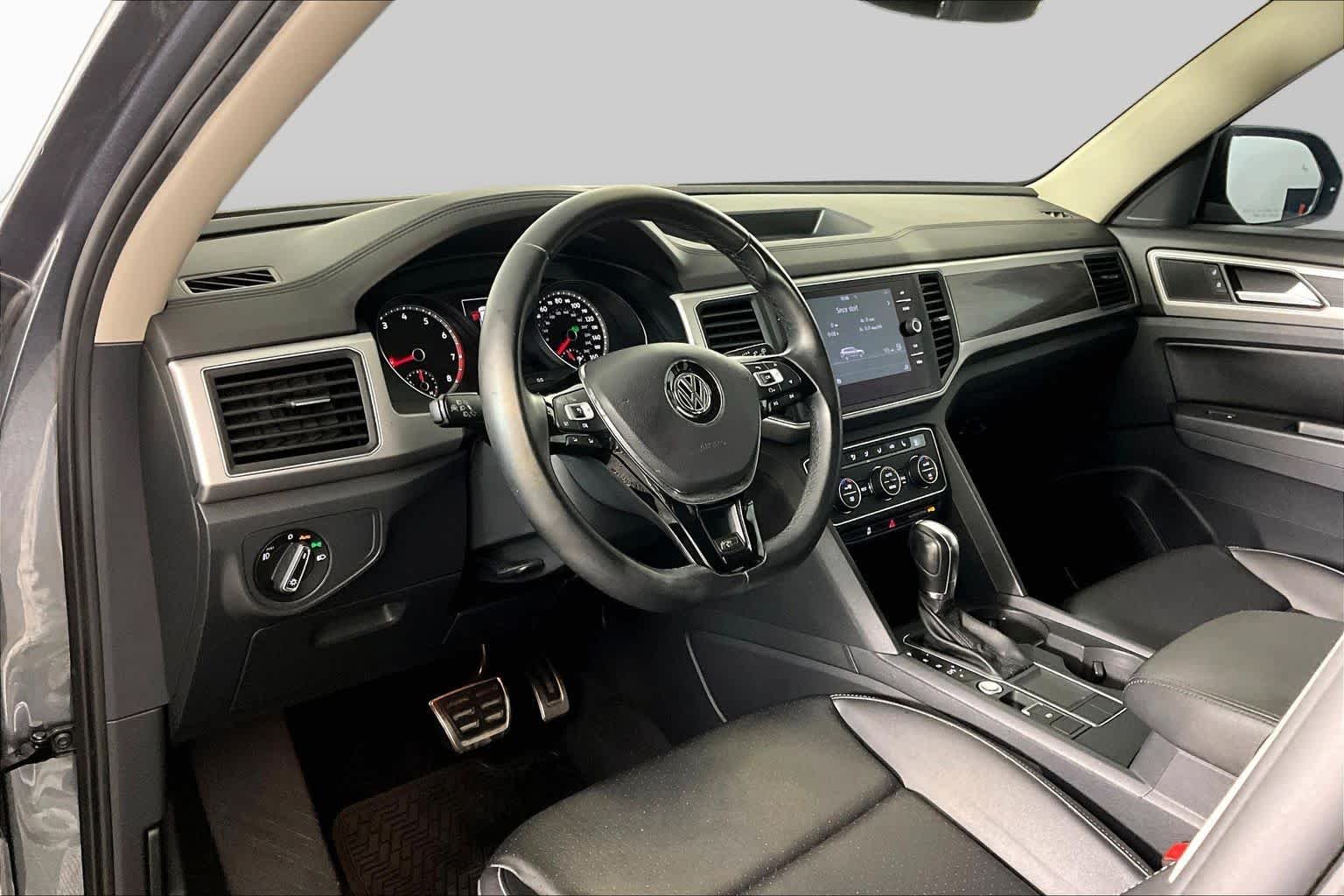 Used 2018 Platinum Gray Metallic Volkswagen 3.6L V6 SE w/Technology image 17