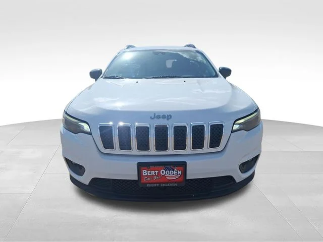 Used 2022 White Jeep Latitude Lux image 2