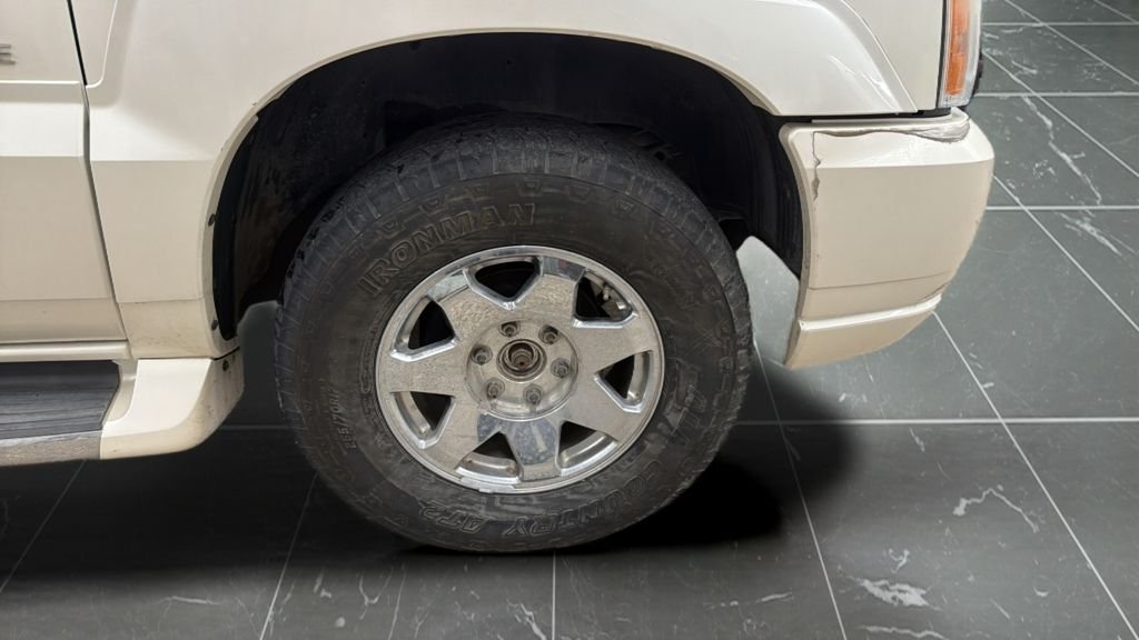 Used 2004 White Cadillac Base image 21