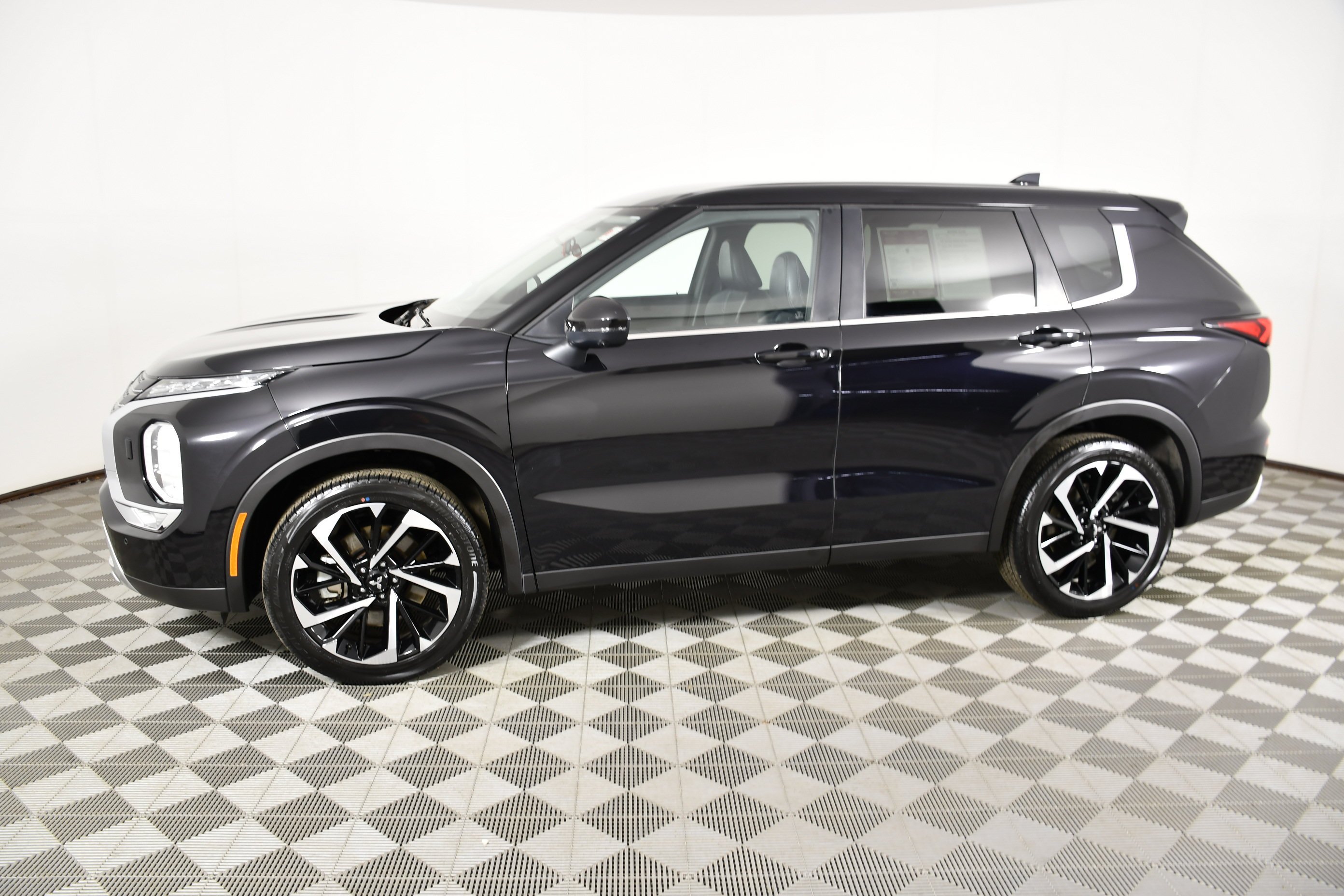 Certified Used 2024 Labrador Black Pearl Mitsubishi SE image 9