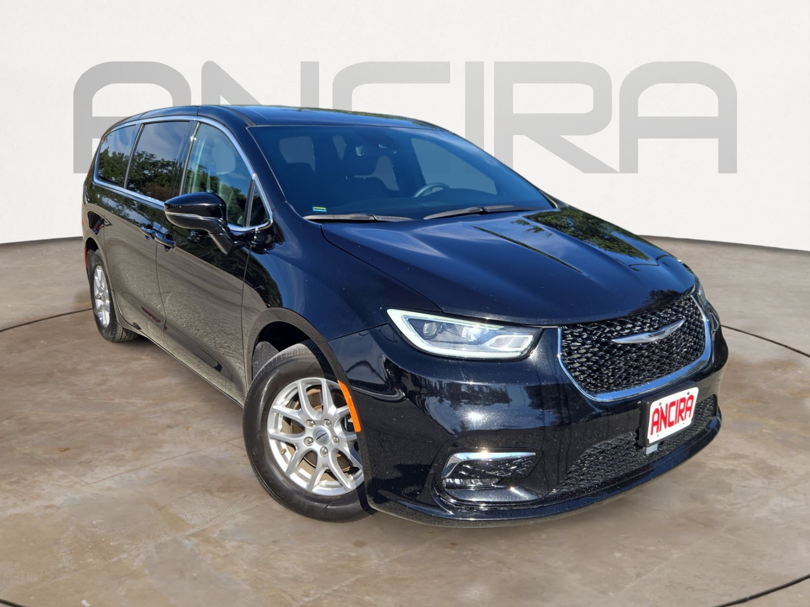 Used 2025 Diamond Black Crystal Pearlcoat Chrysler Select image 4