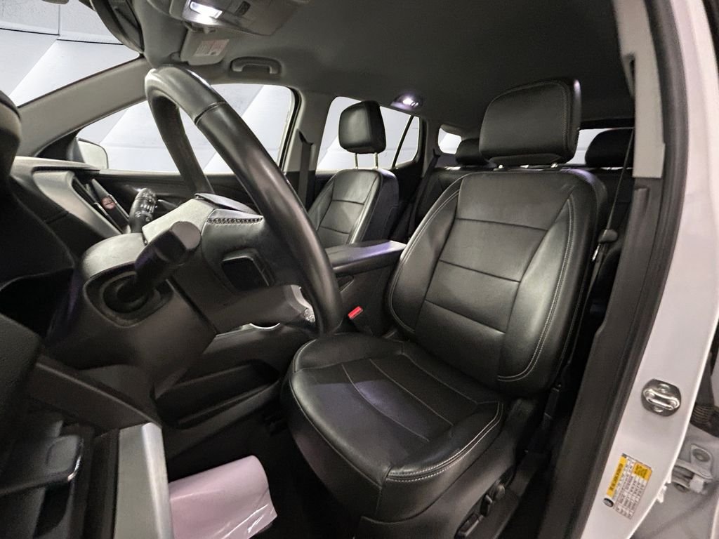 Used 2024 White GMC SLT image 8