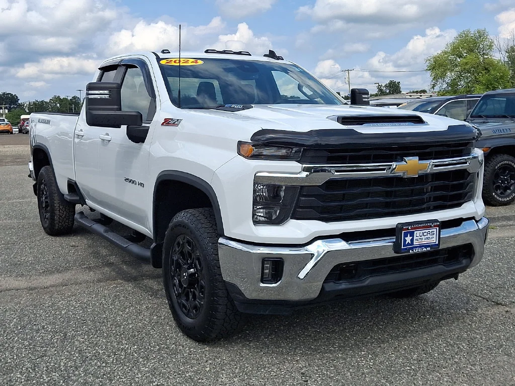 Used 2024 Summit White Chevrolet LT image 2