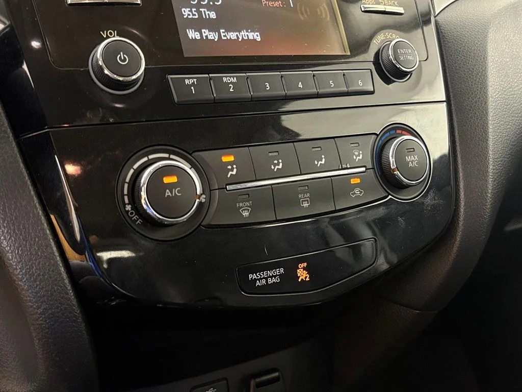Used 2016 Red Nissan S image 25