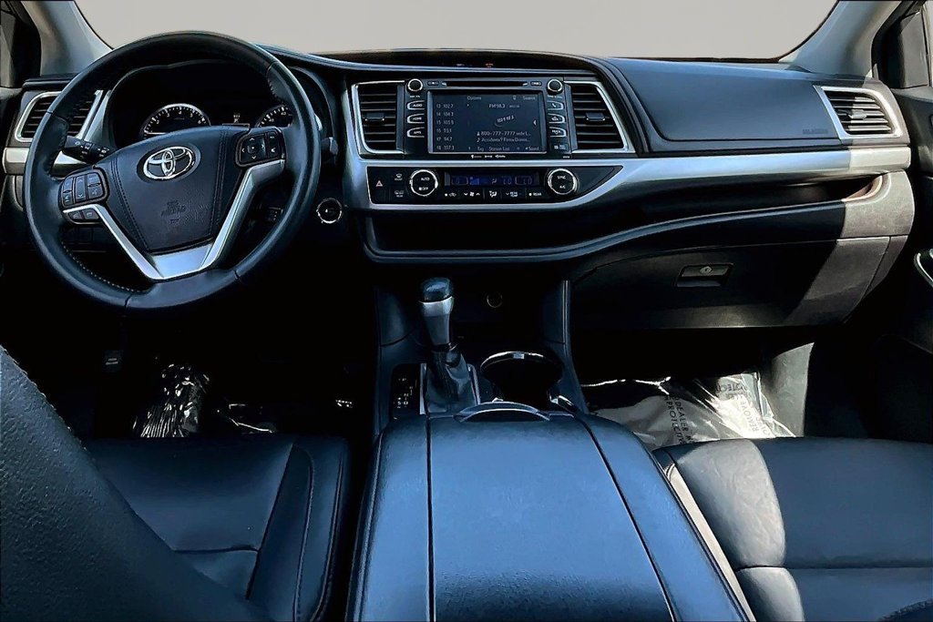 Used 2016 Gray Toyota XLE V6 image 7