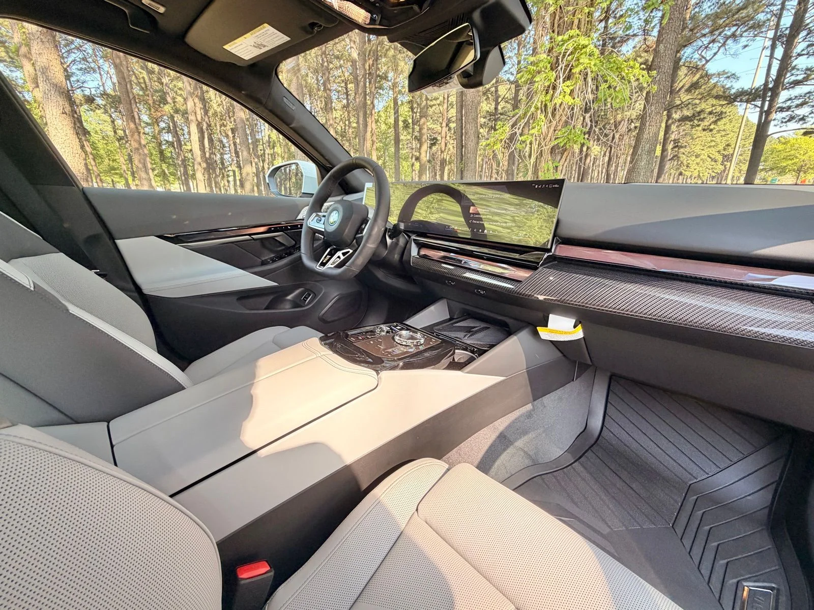 2026 BMW 5 Series 550e - Photo 19