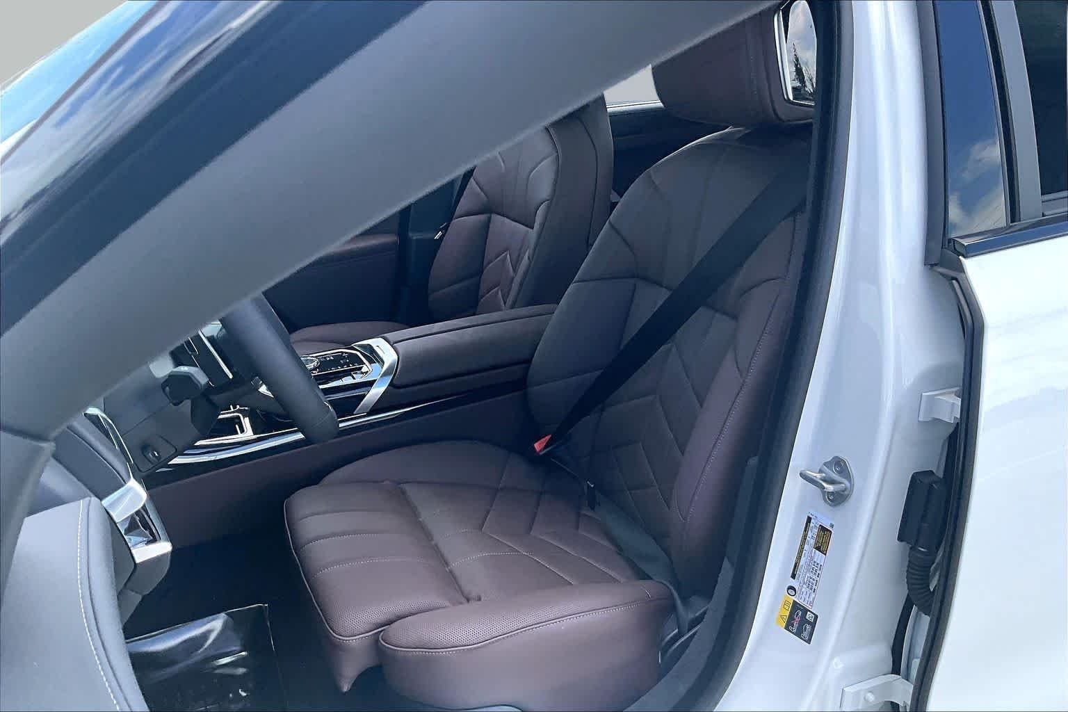 Used 2026 Alpine White BMW 750e xDrive image 6