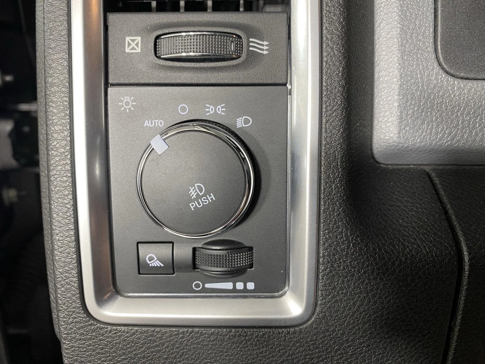 Used 2020 Granite Crystal Metallic Clearcoat Ram Warlock image 15