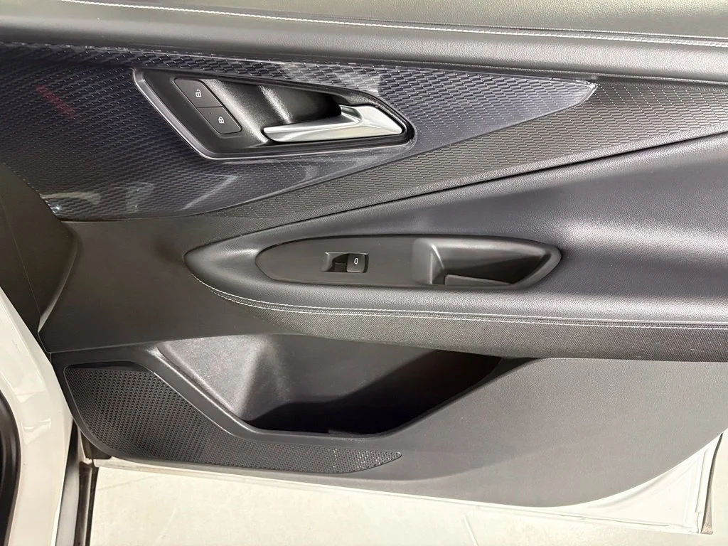 Used 2025 White Chevrolet LT image 12