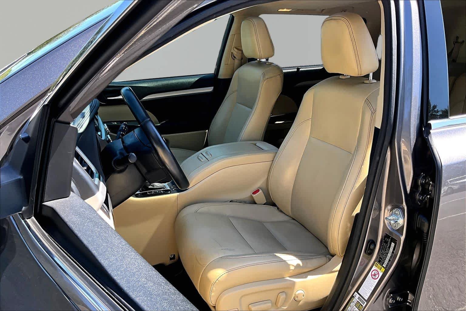 Used 2018 Predawn Gray Mica Toyota XLE image 8